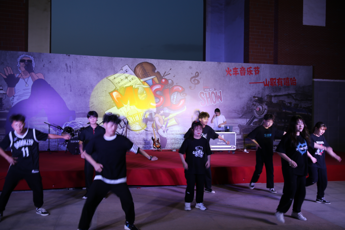 跃动的青春,尽情地摇摆.